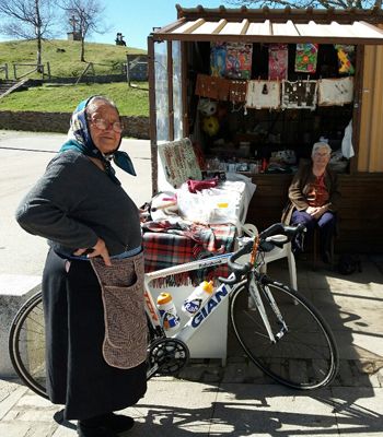 María la plateira en su puesto del Alto del Acebo