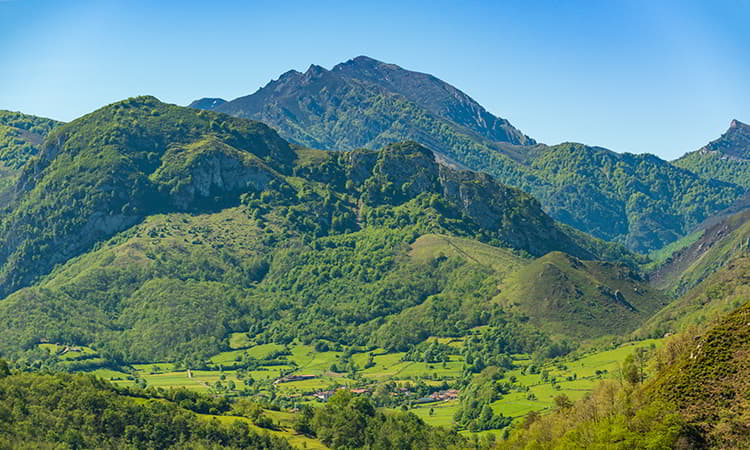Vista de Villamorey desde Campiellos, Sobrescobio