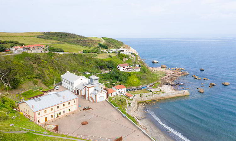 Arnao Mine (Castrillón) Image of two people inside the galleries of the Arnao mine in the council of Castrillón.