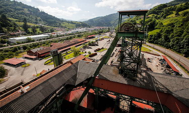 Pozo Sotón (San Martín del Rey Aurelio) General view of Pozo Sotón with the small castle in the foreground in the municipality of San Martín del Rey Aurelio.