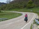 Un ciclista viaja por una carretera de montaña en una bicicleta con alforjas