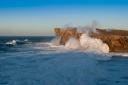 Olas rompiendo con fuerza contra los acantilados de la costa asturiana