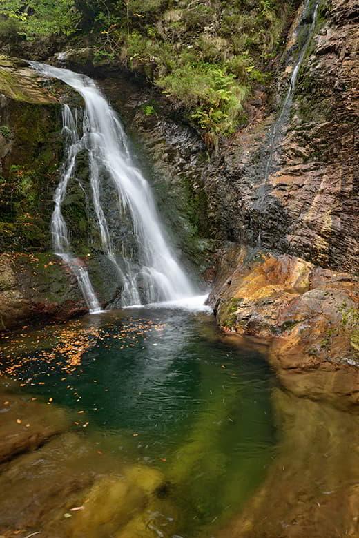 Image of a waterfall in Ruta del Alba in Sobrescobio, Redes Natural Park.
