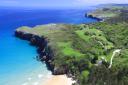Vista aérea de la costa con acantilados verdes y playas con agua turquesa en Asturias