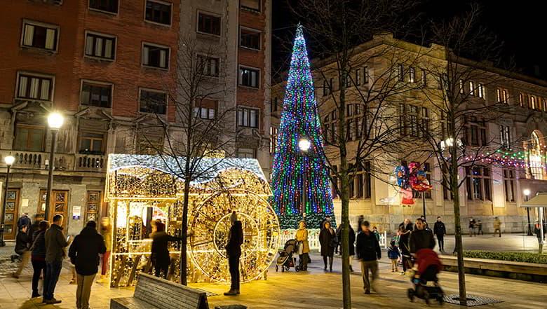 Image of one of the streets of Gijón /Xixón decorated for Christmas.