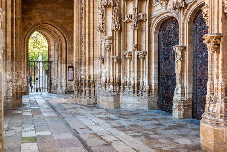 Image of the portico of Oviedo Cathedral