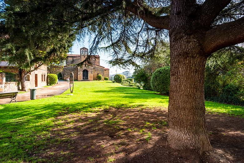 Image of the church of San Julian de los Prados (Oviedo)