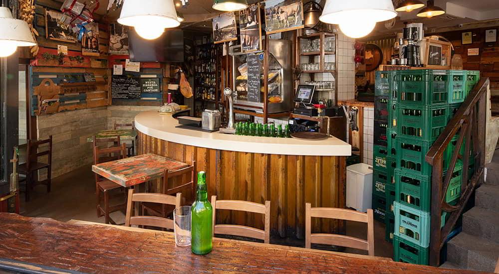 Image of the interior of one of the cider houses of the Sidrerías de Asturias brand.