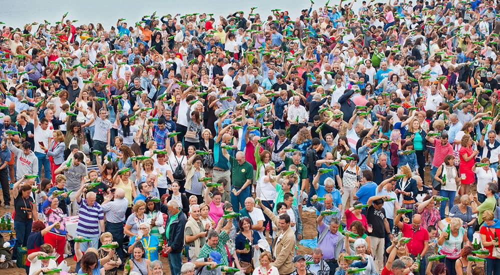Image of many people pouring cider at the same time to achieve the Guinness World Record for the largest number of people pouring cider simultaneously.