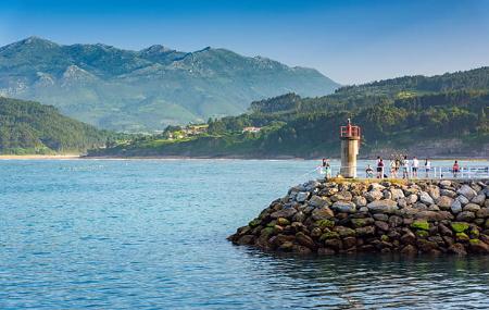Niños pescando en el espigón del puerto de Llastres
