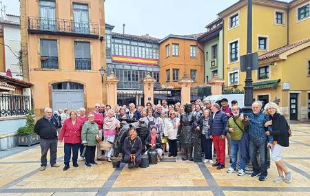 Group photo on a guided tour of Oviedo