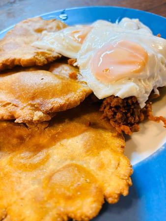 Tortos de maíz con picadillo
