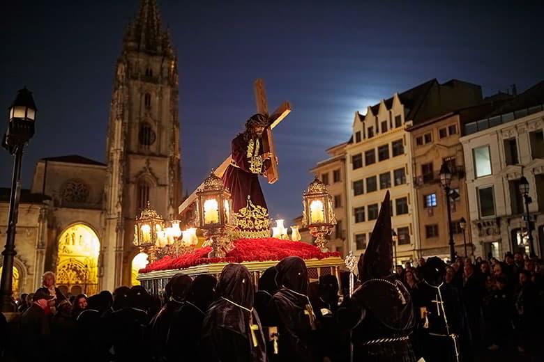 Image of a night procession during Holy Week in Oviedo.