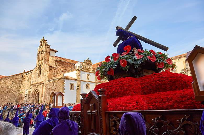 Image of a procession during Easter Week in Avilés.