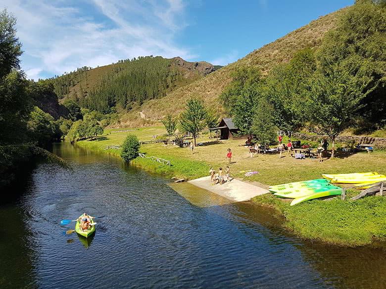Imagen de la zona de baños y canoas en Ferreira (Santa Eulalia de Oscos)