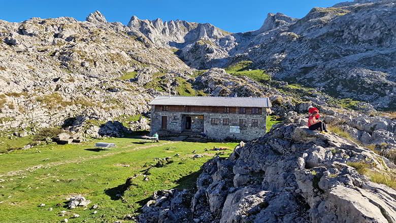 Image of the Vegarredonda refuge (Cangas de Onís)