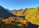 Panoramablick auf das Valgrande-Tal mit herbstlicher Kulisse und klarem Himmel.