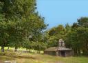 Ermita de Santa Engracia en un claro del bosque en Vilarín de Tresmonte.