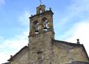 Campanario de la iglesia parroquial de San Martín, en mampostería de piedra.