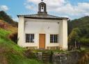Capilla rural con espadaña y bancos de piedra, en el camino por Sanguñedo.