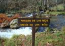 Wooden sign indicating the confluence of the river at the Forcón de los Ríos.