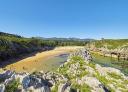 Playa de Cuevas del Mar entre acantilados en Llanes