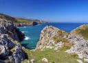 Vistas panorámicas de los acantilados de Pimiango sobre el Cantábrico