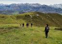 Hikers descending by Collada Pozobal towards the valley