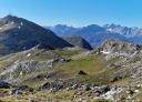 Panorámica de montañas nevadas y laderas verdes en el Aramo
