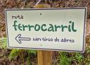 Cartel indicador de la Ruta del Ferrocarril en San Tirso de Abres