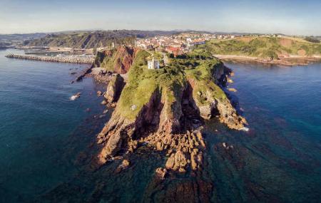 Vista aérea del faro de Candás y su entorno costero desde el mar Cantábrico - Carreño