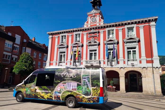 Image of the tourist bus that travels around Mieres
