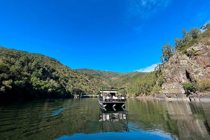 Image of the Andolina pleasure boat (Doiras reservoir - Boal)