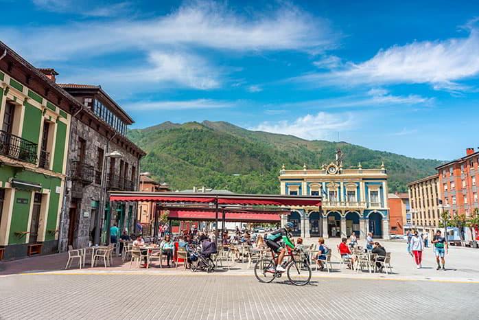 Picture several people in the square of La Pola Llaviana/Pola de Laviana (Laviana)