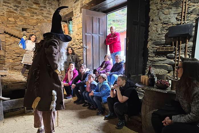 Image of one of the dramatised visits to the Lagar de Santiso. Cangas del Narcea Wine Museum