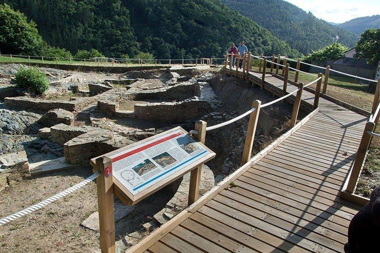 Photo of Os Castros in the council of Taramundi. In the foreground, explanatory panel on the path of the route.