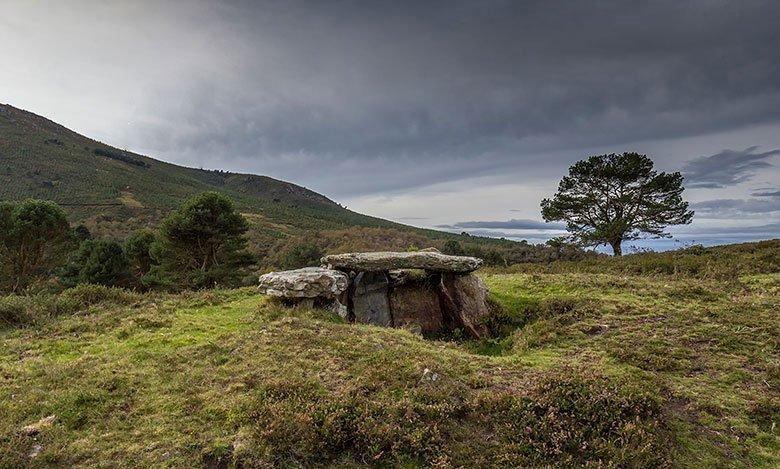 Photo of the Entrerríos Dolmen and its surroundings in the council of Illano.