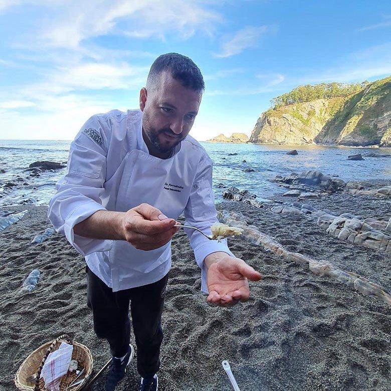 Image of the chef Elio Fernández on a beach in Coaña.