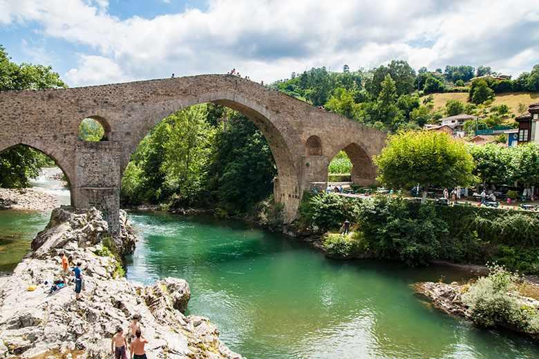 Close-up photo of the Roman Bridge in Cangues d'Onís/Cangas de Onís.