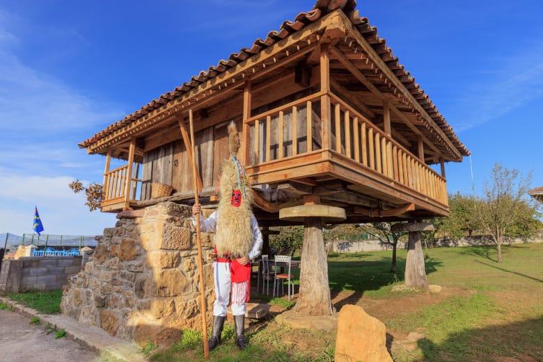 Image of a cider tree in a hórreo in Valdesoto (Siero)