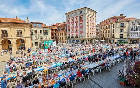 Comida en la calle en la Fiesta de El Bollo en Avilés