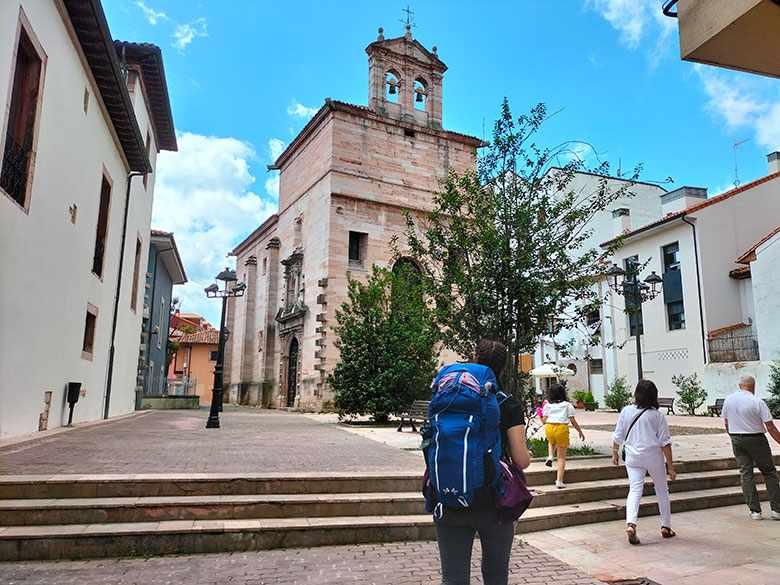 Image of pilgrims in the area around the Chapel of Sorrows in Grau/Grado.
