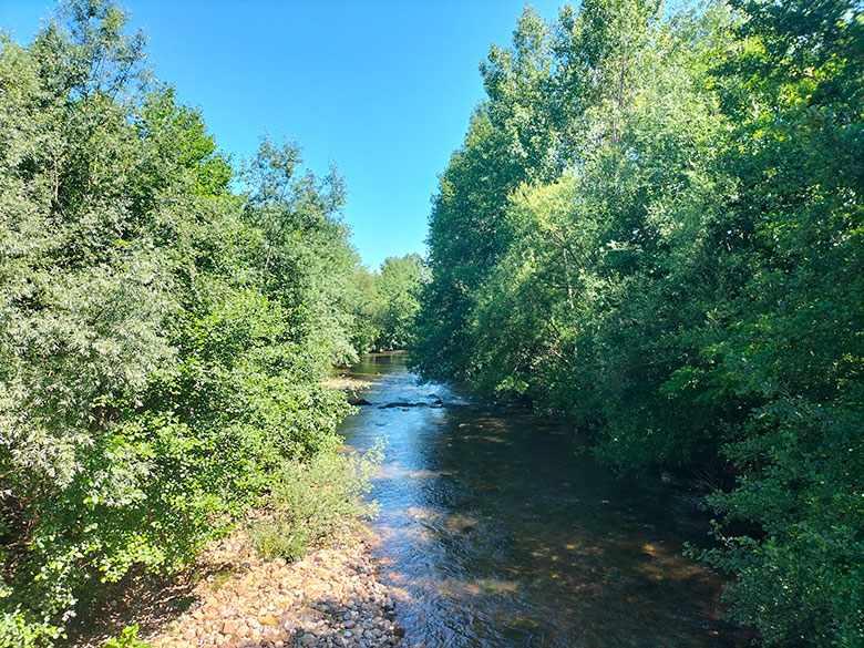 Image of the river Cubia as it passes through Grau/Grado.