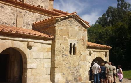 Belgian group with the Guiastur guide in a historic church in Asturias