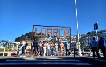 Group from Galicia on a guided visit to Luarca / Ḷuarca