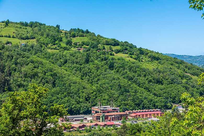 Image of Pozo Sotón in the depths of the valley (San Martín del Rey Aurelio).