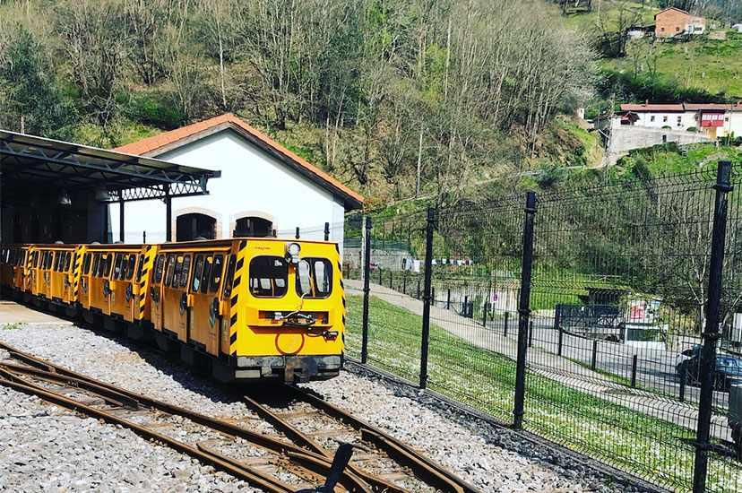 Image of the Mining Train in the Samuño Ecomuseum (Langreo) saliendo de la estación.