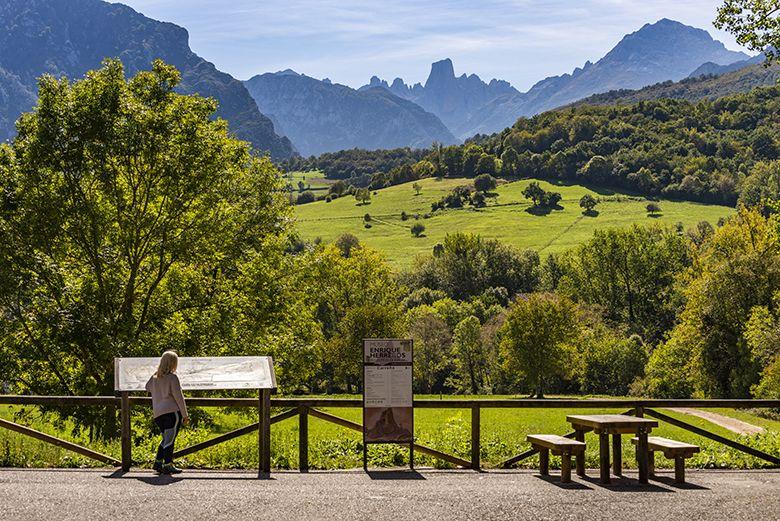 Image of a person observing the Picu Urriellu from the Pozo de la Oración viewpoint in Cabrales.