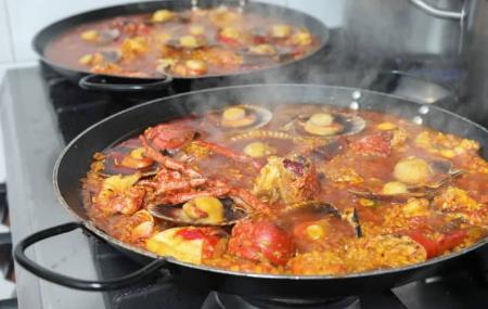 Repinaldo Restaurant - rice with seafood in the kitchen