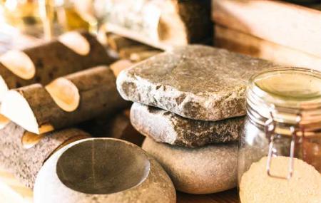 Piedras y maderas para la puesta en escena de los platos